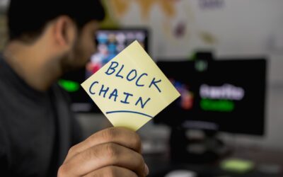 personne tenant un post-it