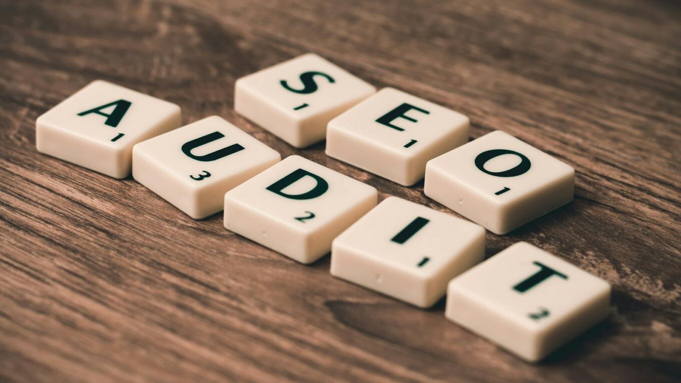 Tuiles de Scrabble orthographiant l'audit SEO sur une surface en bois, symbolisant les stratégies de marketing numérique.