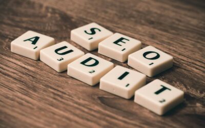 Tuiles de Scrabble orthographiant l'audit SEO sur une surface en bois, symbolisant les stratégies de marketing numérique.
